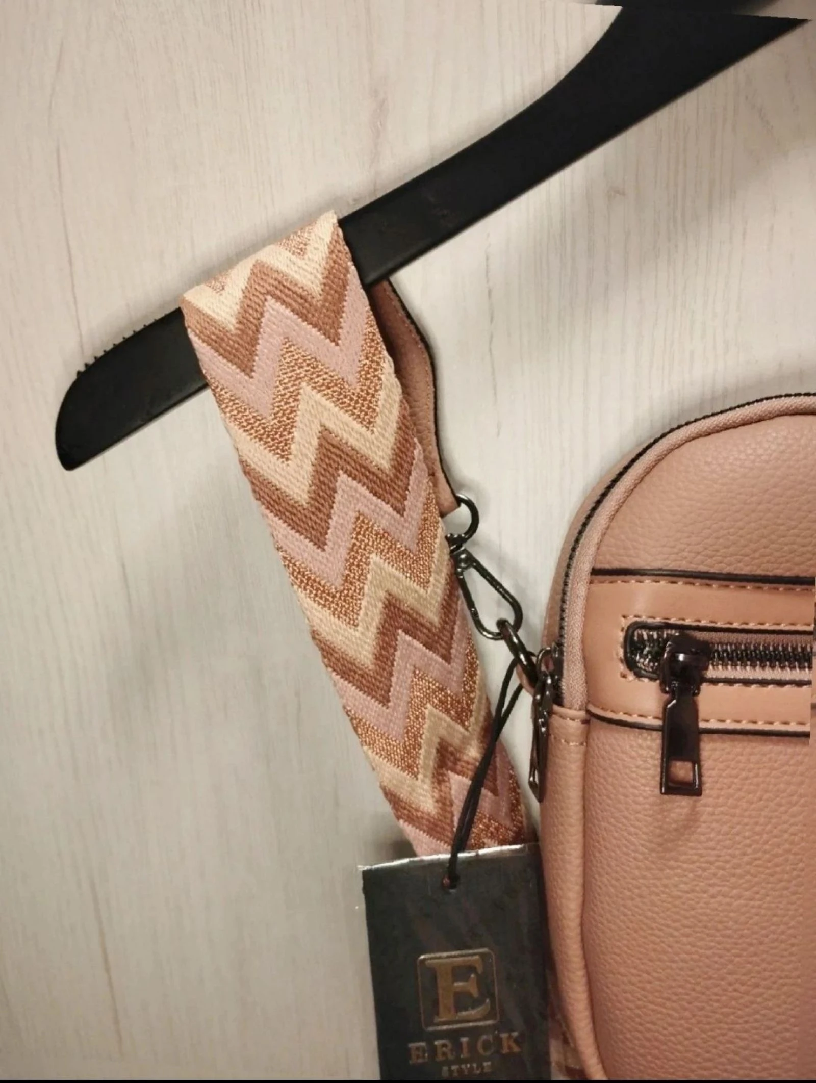 Bolsa transversal com alça larga Chevrón – photo 5